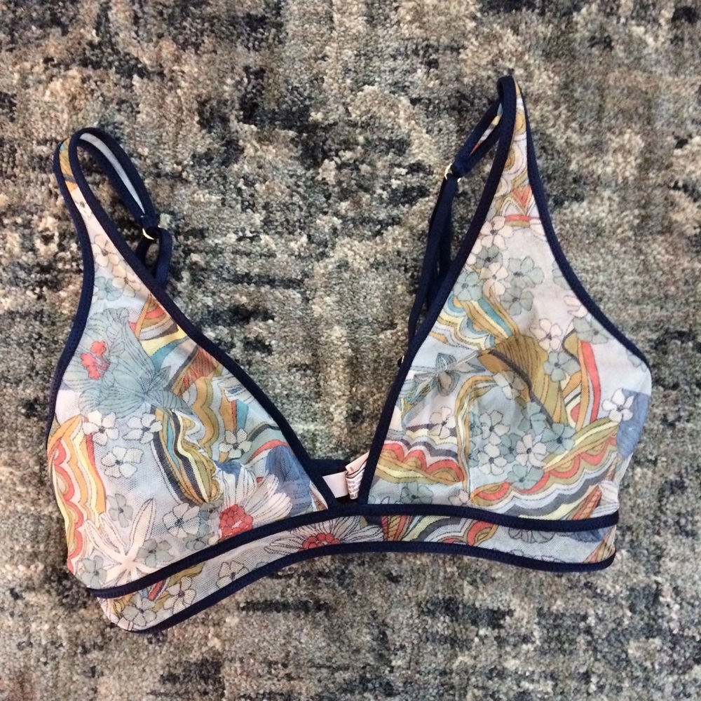 Size M Victoria’s Secret mesh bralette. NWT